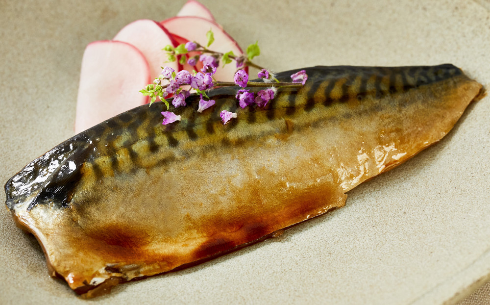 【さば照り焼き】きりっと香る醤油の風味が食欲をそそる定番の味です。