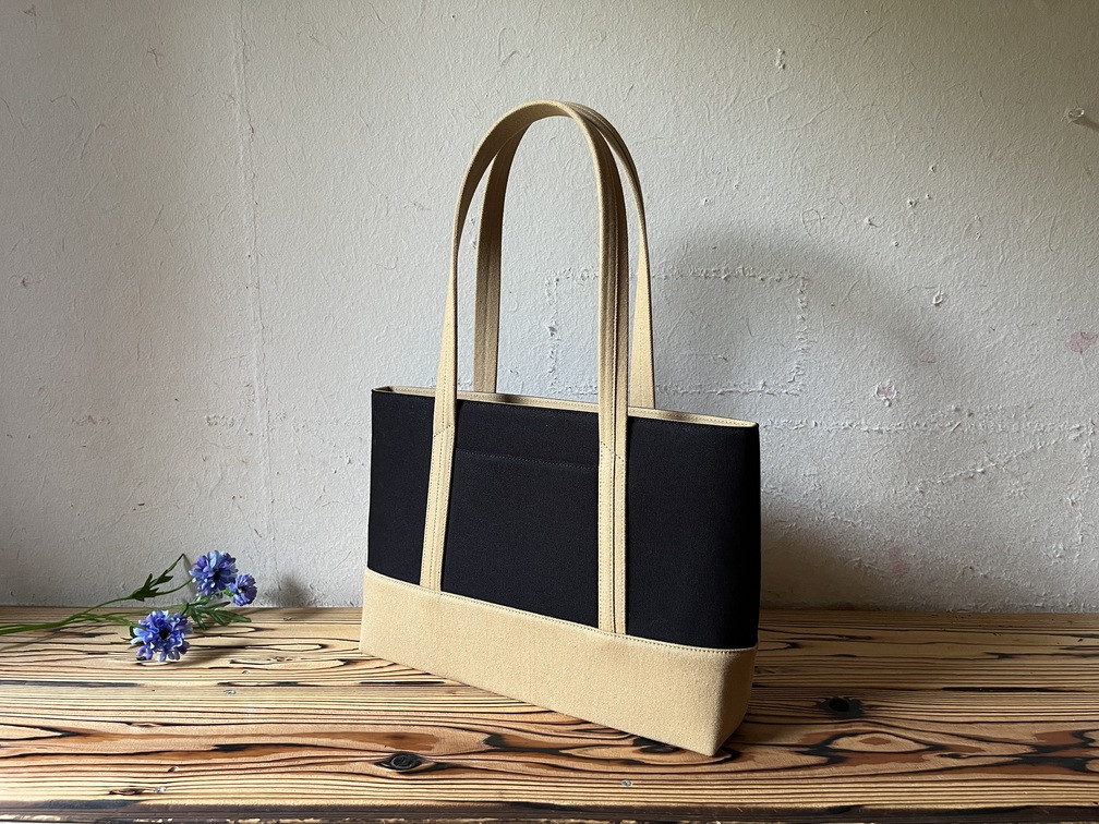 【AKIRAオリジナル】職人手作り 中型スリムトートバッグ 黒×ベージュ帆布