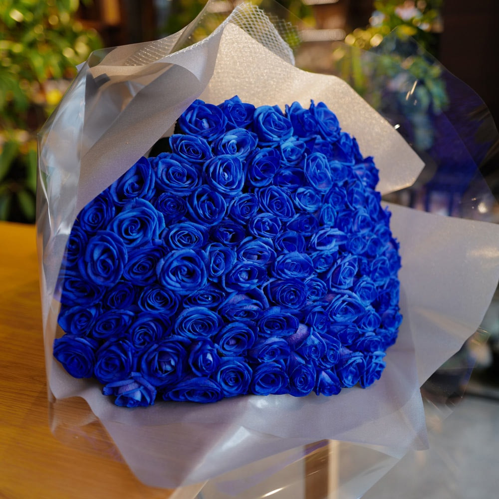 100本のバラの花ことばは「100％の愛情」です。