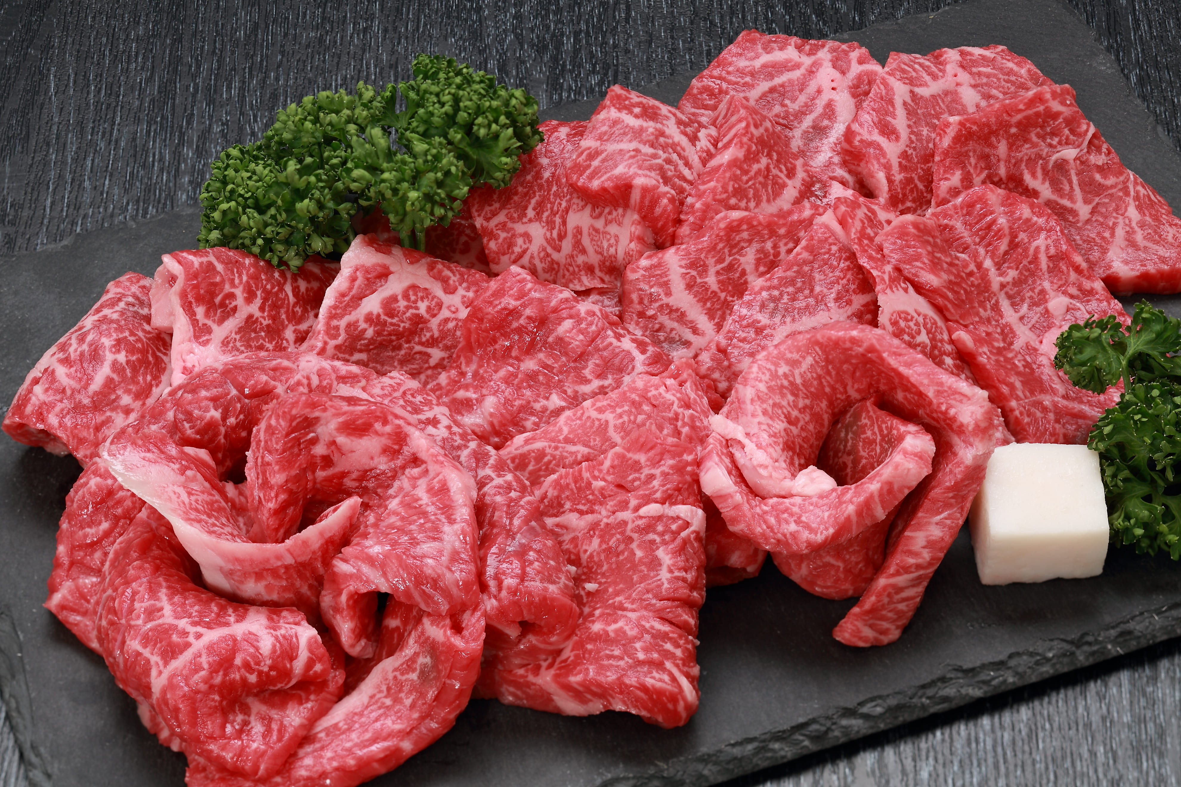 脂肪が少なく柔らかな赤身｢モモ・肩」を熟練の職人が調整し高品質なものだけを見極めました。