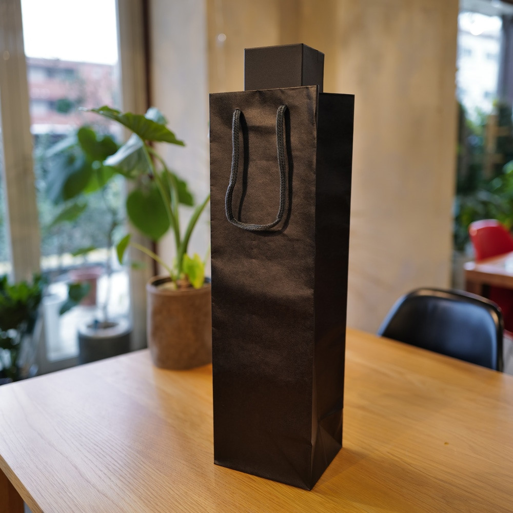 BOXは高級感のある黒で統一。
BOXごとすっぽり入る 手提げ袋（紙製）付き。