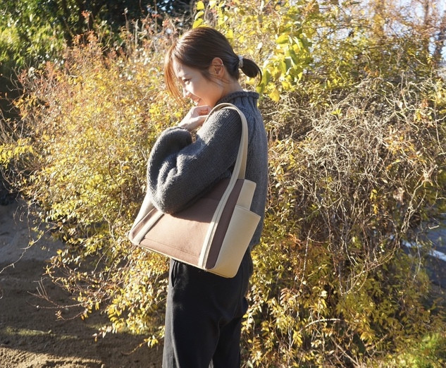 【AKIRAオリジナル】中型レディストートバッグ ダブルポケット 黒帆布×ライトベージュ