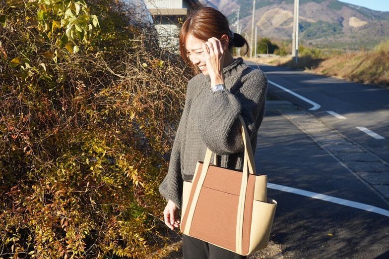 【AKIRAオリジナル】中型レディストートバッグ ダブルポケット ライトベージュ×黒帆布