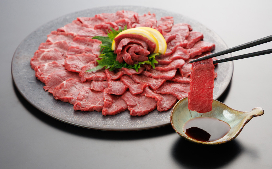 C28U【熊本と畜】赤身馬刺し 約200g (専用醤油付き150ml×1本)