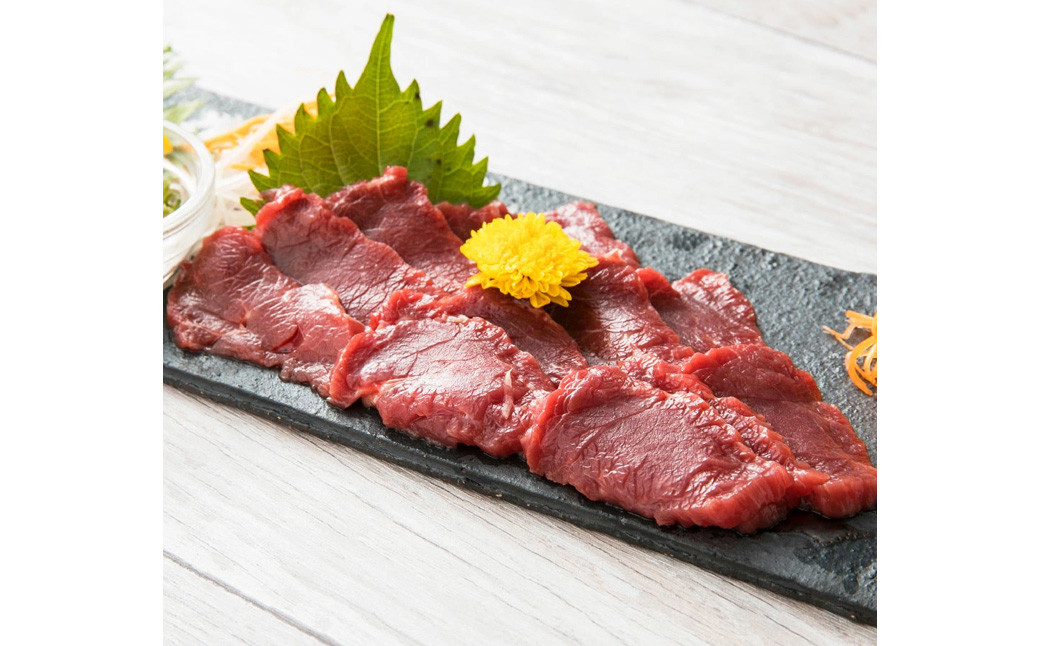 C28U【熊本と畜】赤身馬刺し 約200g (専用醤油付き150ml×1本)