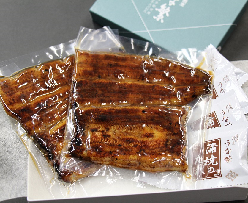 職人が丹精込めて丁寧に焼き上げました。山椒付きのタレが一人前につき2個付いています。