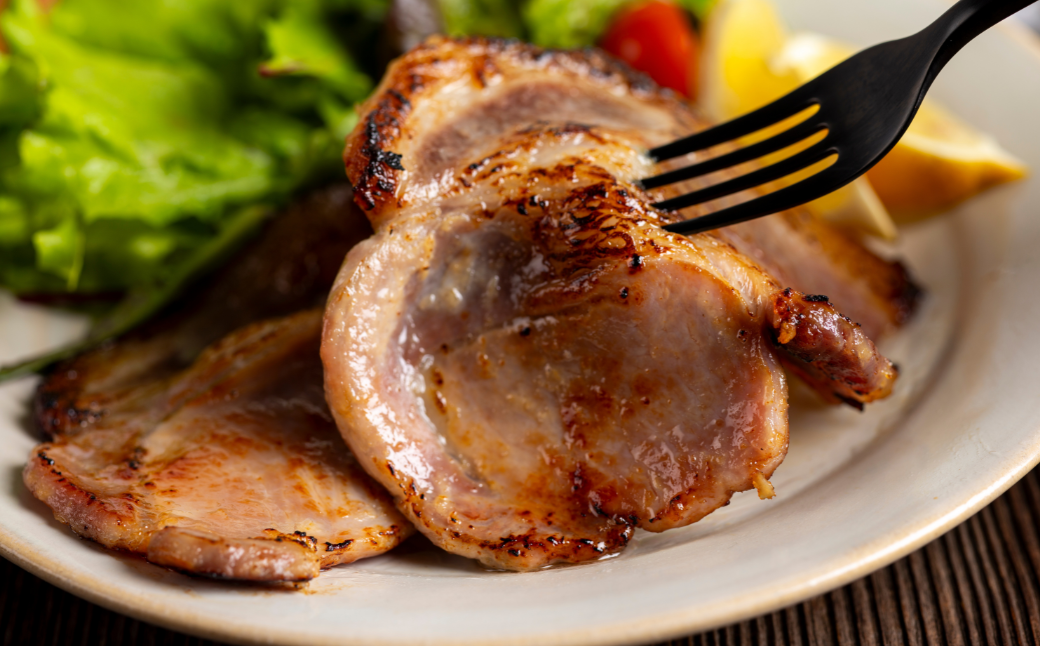 岩手県産豚ロースは、ジューシーな肉質に味噌のコクが絡み、白ごはんが進みます