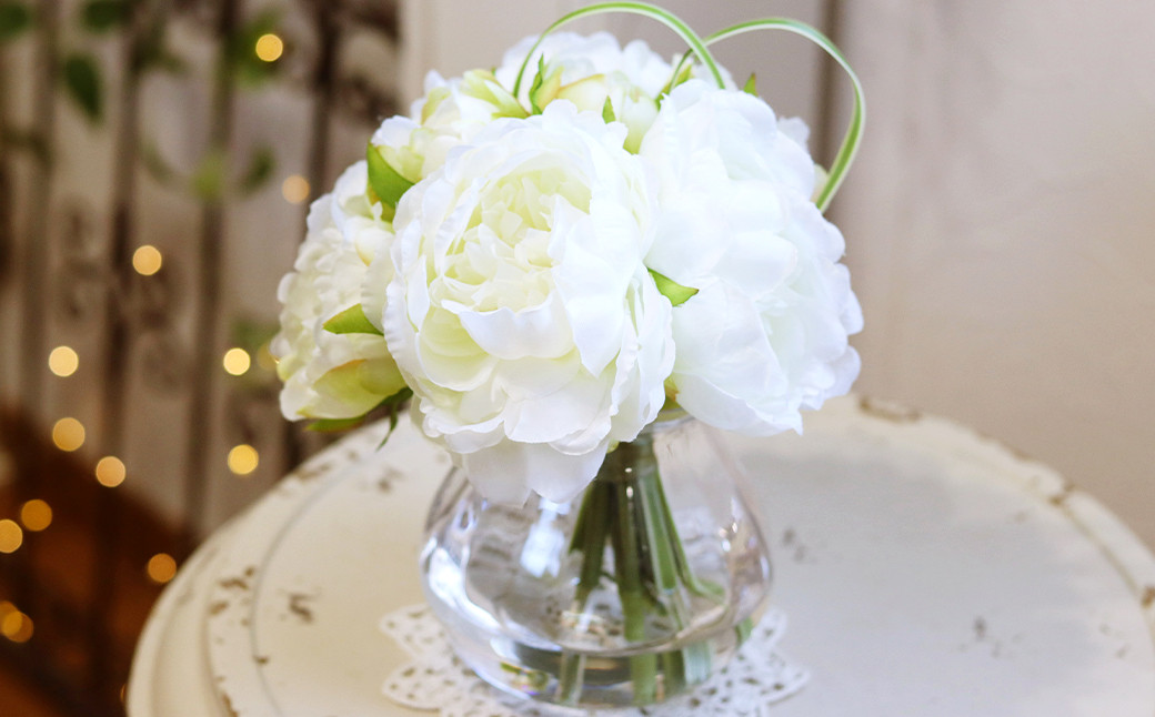 空気をキレイに♪水換え不要!!ピオニー（芍薬）の花瓶に入った花束：white