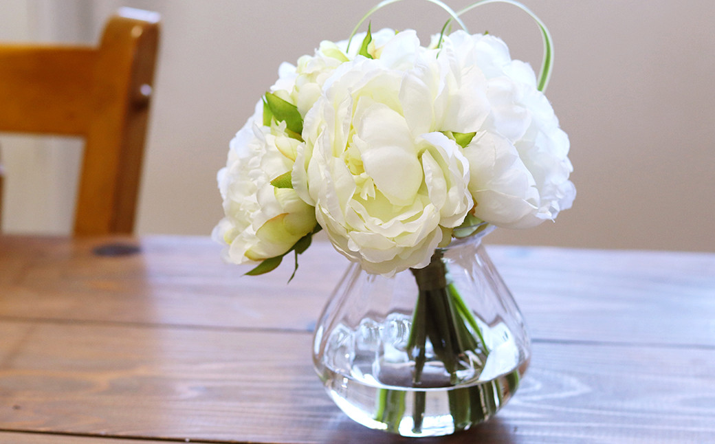 空気をキレイに♪水換え不要!!ピオニー（芍薬）の花瓶に入った花束：white