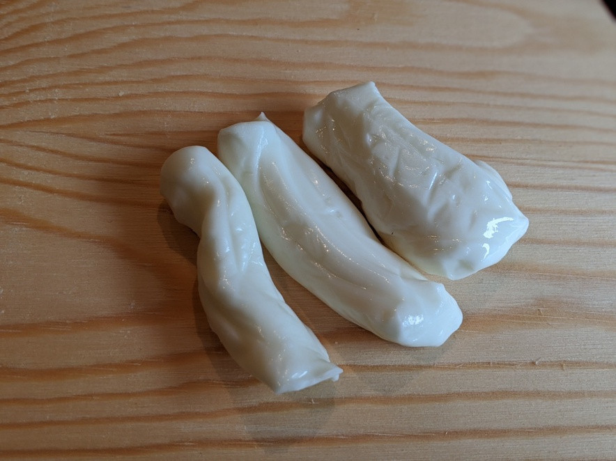 ストリングチーズ（さけるチーズ）。市販のものよりも、もっちり柔らか仕上げ。