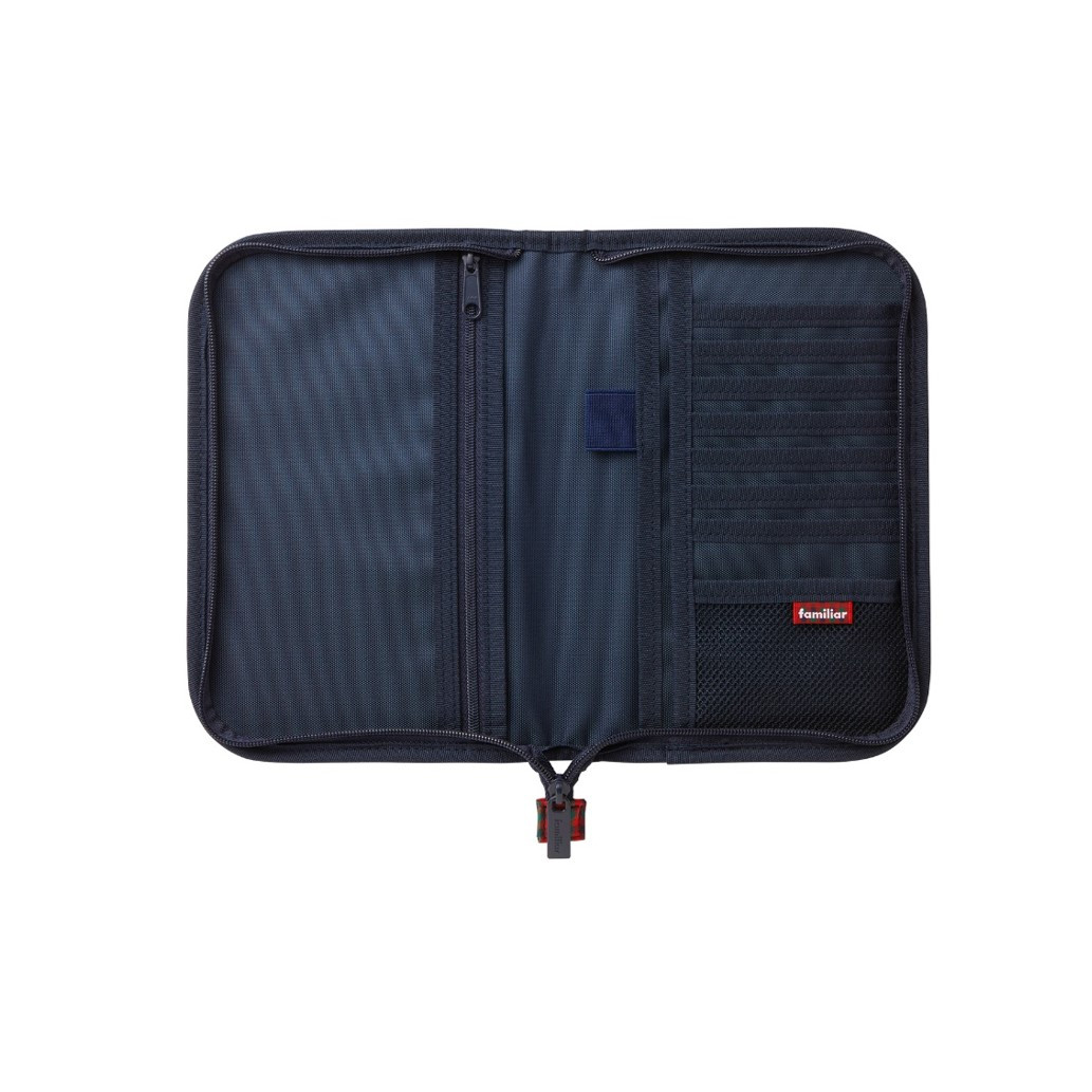 内側のメッシュポケットにはファミリアチェックのピスネームを使用しています。