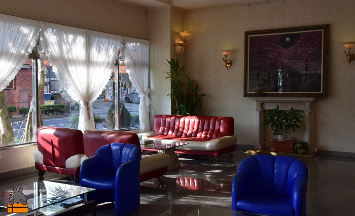 ホテル1階はフロントやソファースペースがございます。