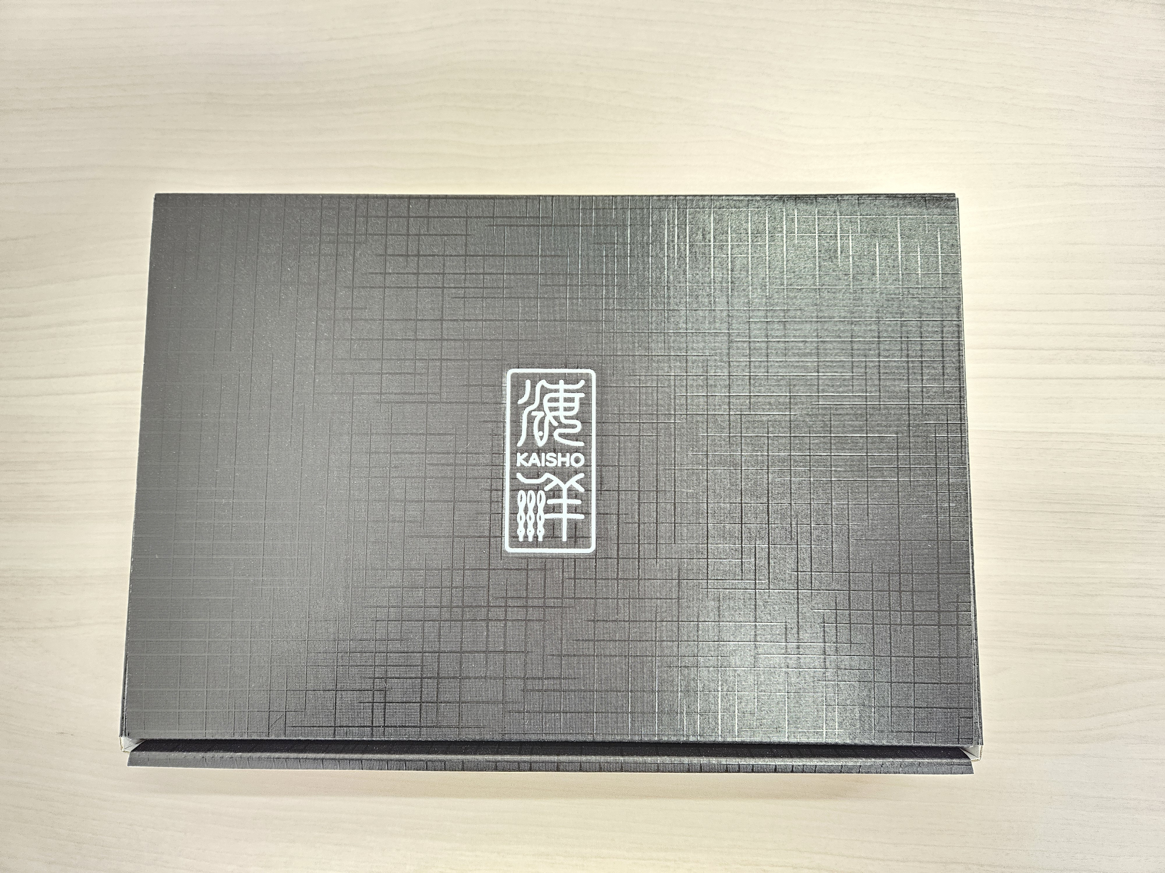 化粧箱にセットして冷凍でのお届けとなります。解凍後は冷蔵庫で保管し早めにお召し上がりください。