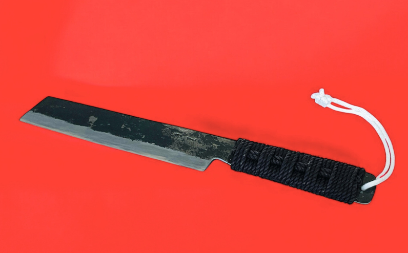 厚みがあるのでバランスを取りやすく、切ろうとする場所に刃を定めやすいのが特徴
