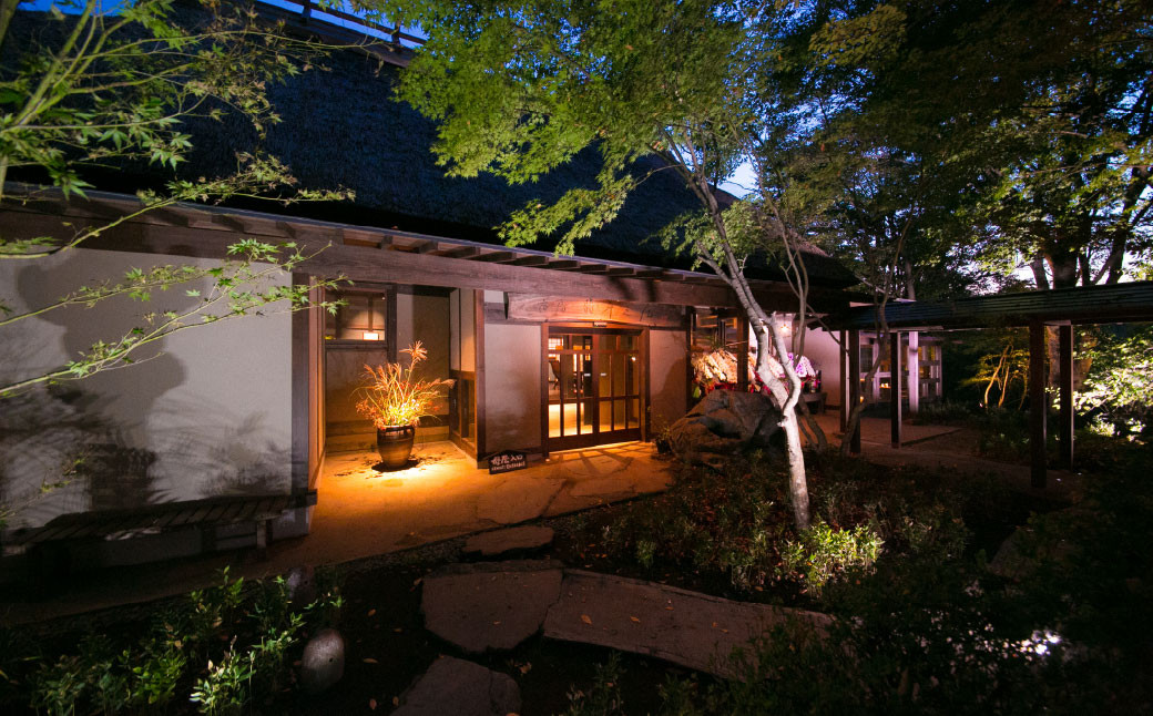 【休日可】 内湯付き離れ ペア宿泊券 （ 1泊2食付 ）