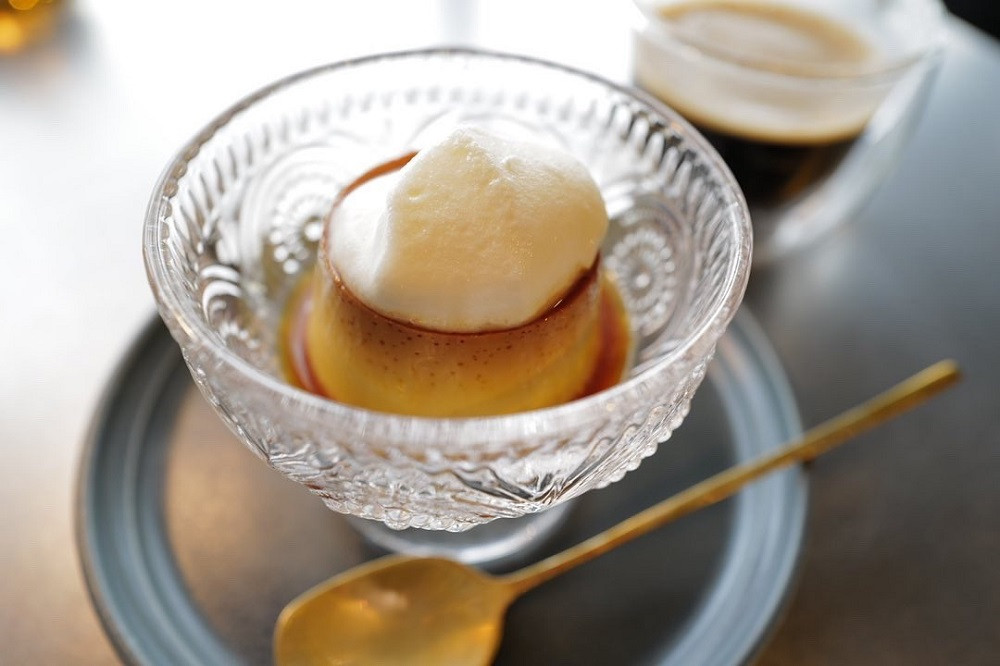 お好みで生クリームを添えてお召し上がりください。