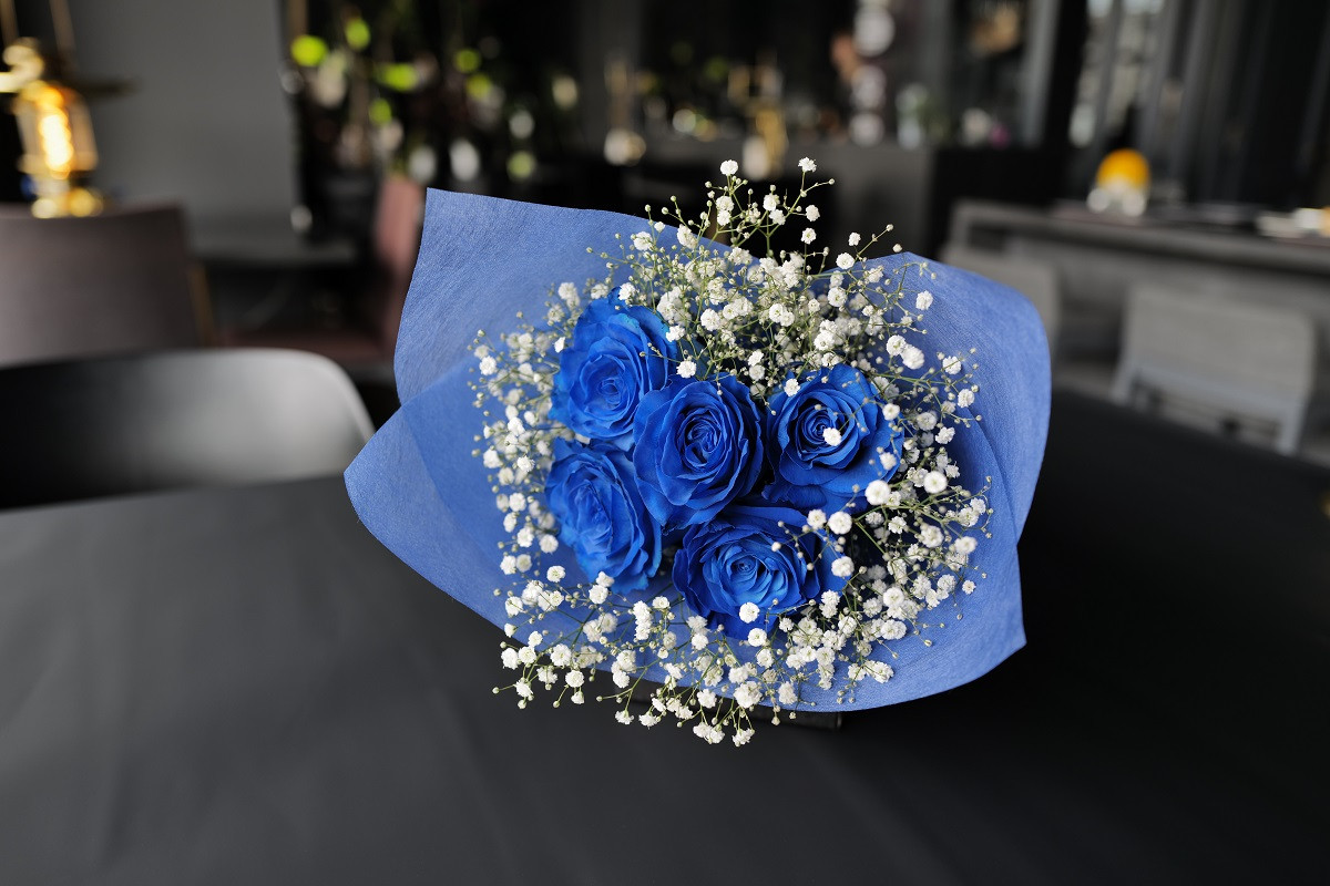 青いバラとかすみ草の花束です。
青いバラの花言葉は「可能性」、5本のバラの花言葉は「あなたに出会えて心から嬉しい」です。
