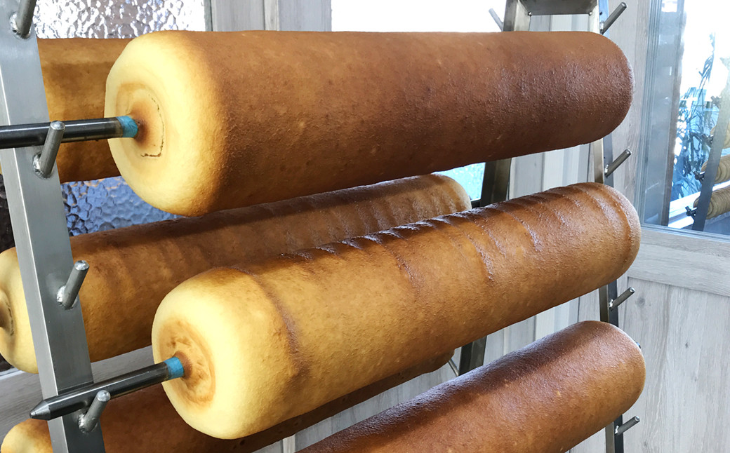 最高のおいしさを届けるために一本一本丹念に焼き上げています。