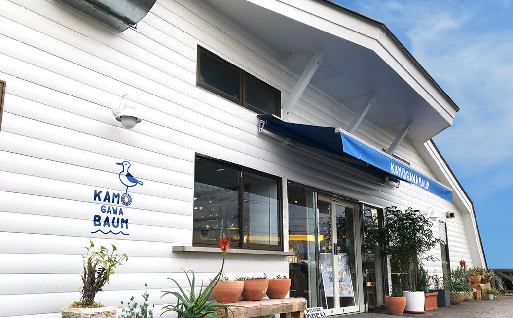 カモガワバウムは工房ならではの焼立てバウムとオリジナルスイーツが楽しめるカフェ。