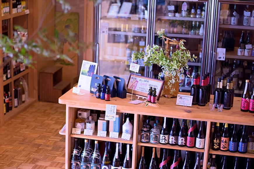 八百津の地酒を含め、全国から選りすぐりの日本酒を揃えています。