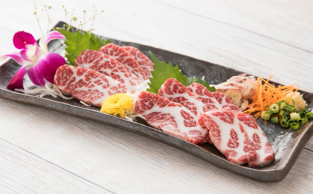 【桜屋】 大トロ 中トロ 馬刺し 各300g 食べ比べ 計600g （専用醤油付き 150ml×1本）