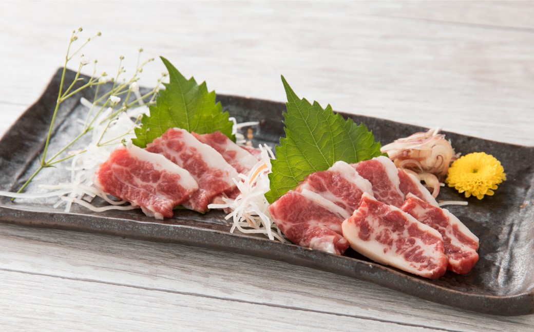 【桜屋】 大トロ 中トロ 馬刺し 各300g 食べ比べ 計600g （専用醤油付き 150ml×1本）