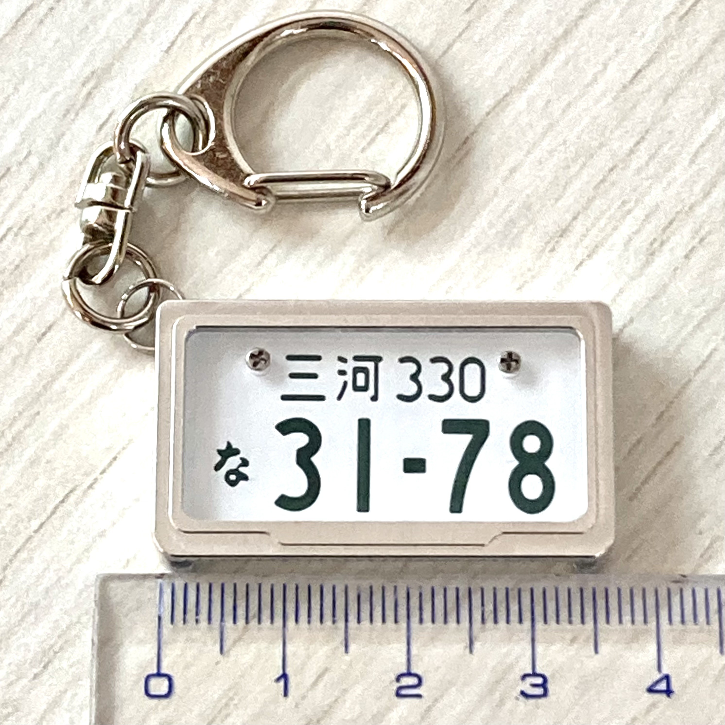 画像は究極のメタルフレーム【白ナンバー】（H084-047）です。本お品と色が異なりますのでご注意ください。