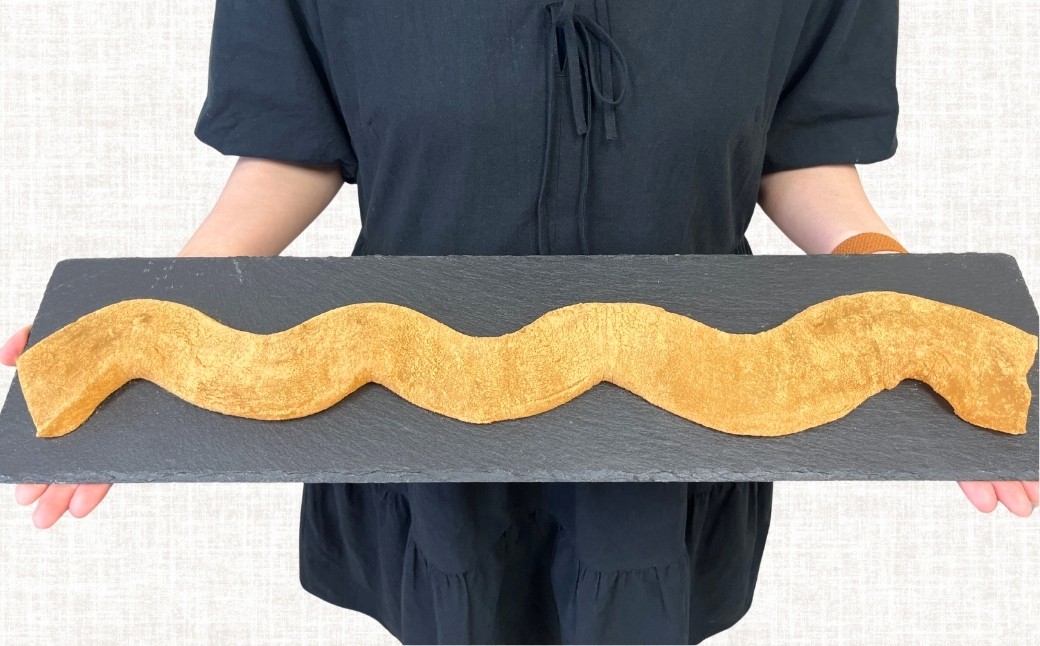 約70センチにもなるわらび餅は、およそ6人前。パーティーなどで、ワイワイがおすすめ