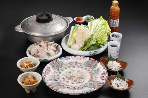 虎ふぐ刺しは菊の花に見立てて盛り付けています。ふぐちりには天然のしまふぐを使用。