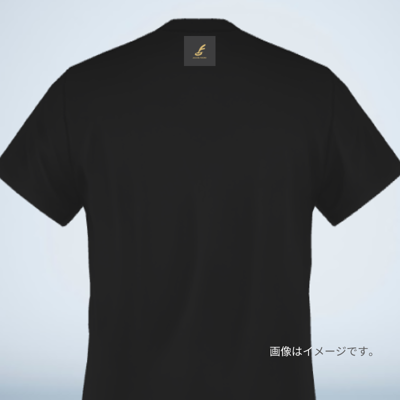 後ろ身頃の襟下にロゴマークが入ります。