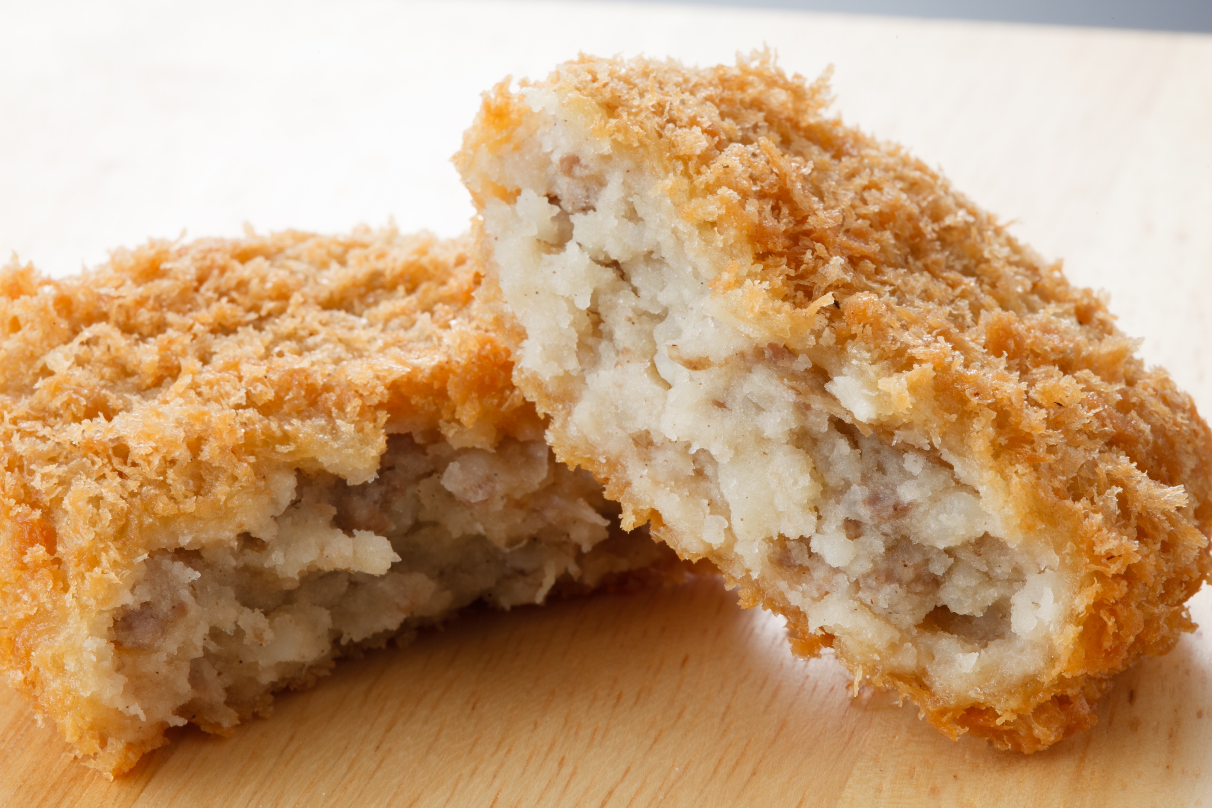 メンチは、揚げたものを急速冷凍し、一つ一つ小袋に包装してお届けします