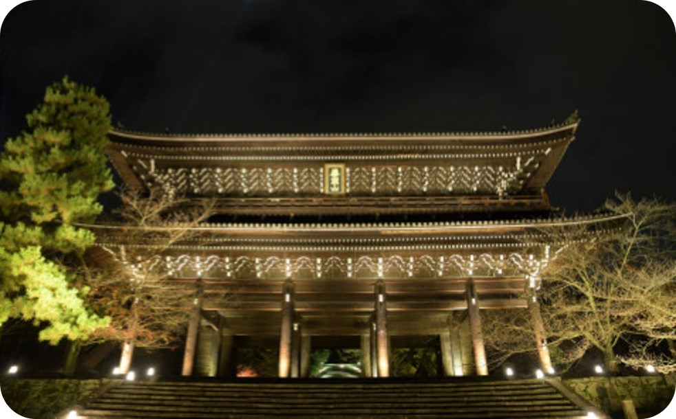 三門 元和7（1621)年、徳川秀忠公が建立した高さ24ｍ、幅50ｍの日本最大級の木造二重門。