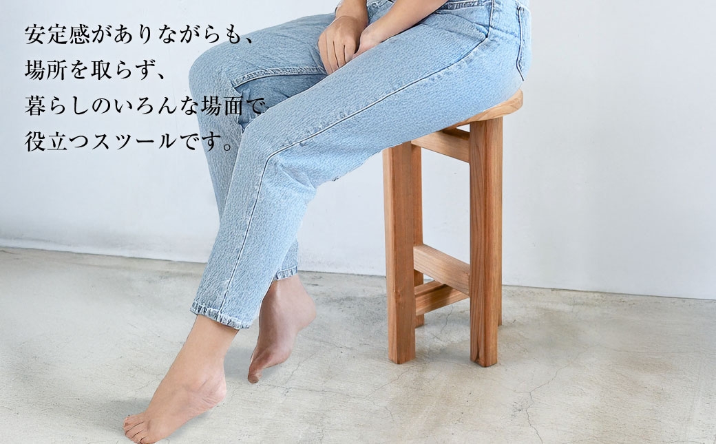 低くて小さなスツール