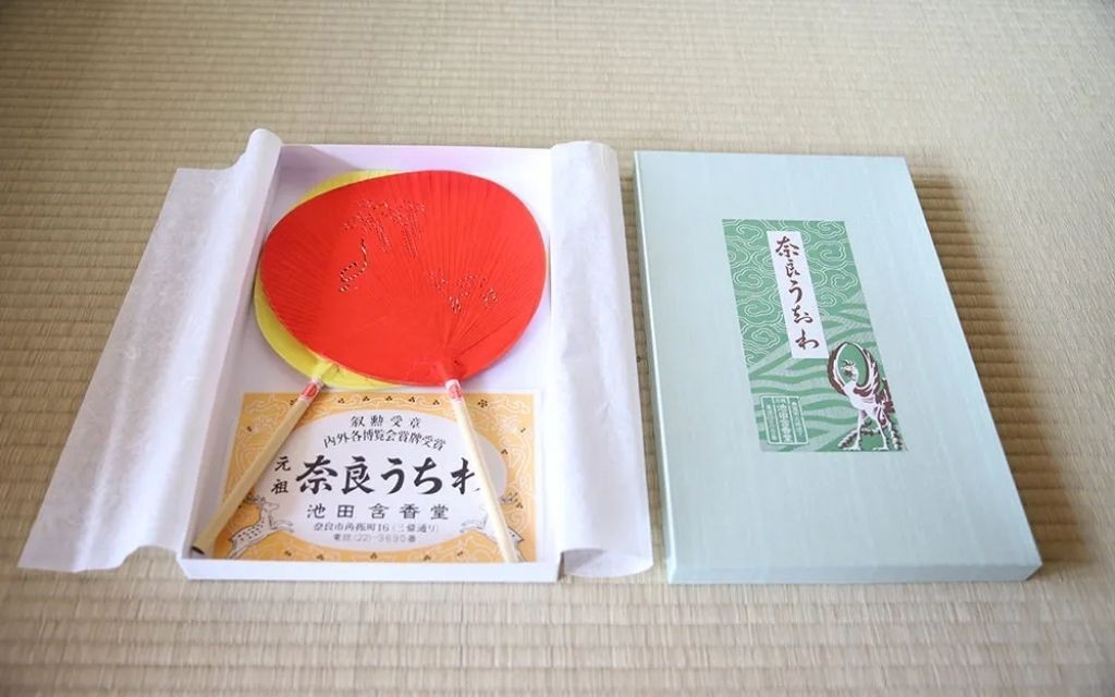 化粧箱に入れてお届けします。（写真はうちわが２枚入っていますが、１枚のみ入ってお届けします）