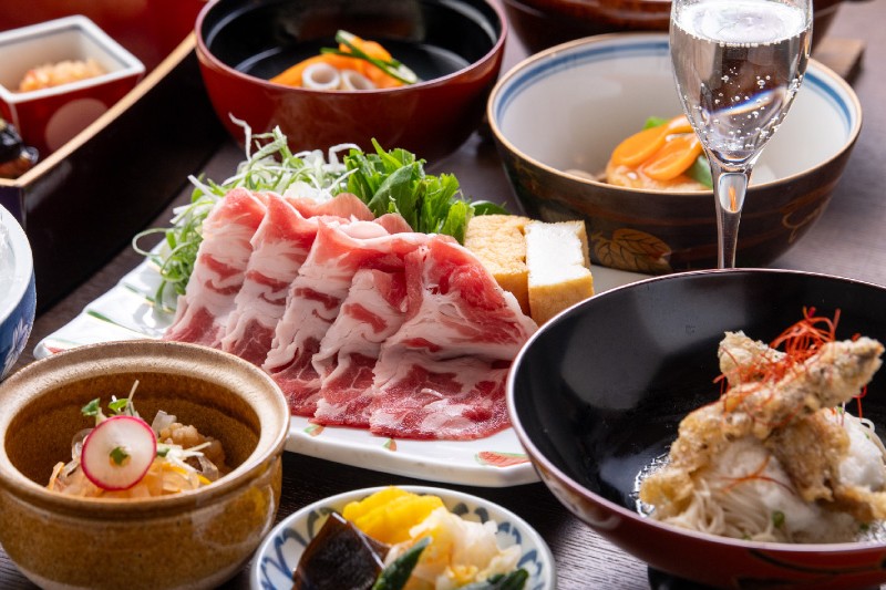 【夕食一例】厳選した食材だけを使用し、手間と時間をかけて丁寧に仕立てられた料理の数々