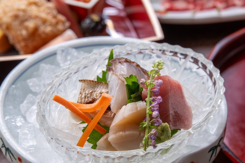 【夕食一例】京都の伝統的な「茶懐石」の流れを汲む料理。シンプルながら一品ごと奥深く、一口ひとくちに感動が押し寄せます。