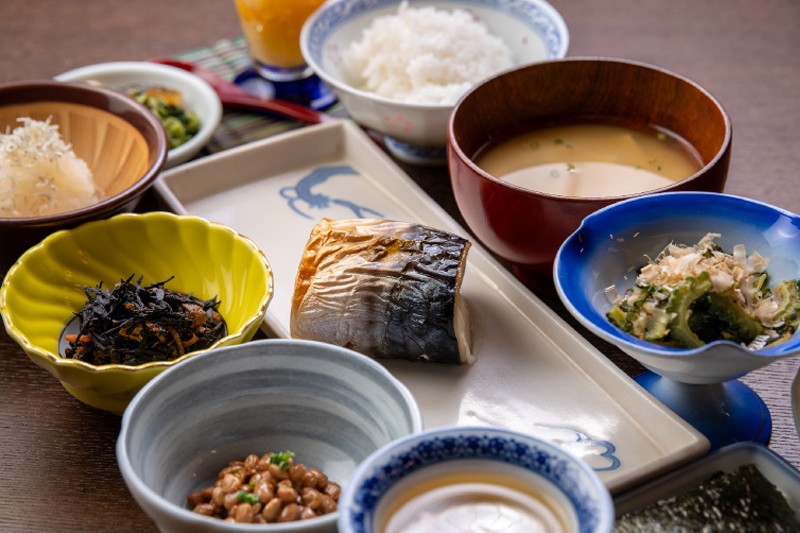 【朝食一例】あたたかな味噌汁や、旬の恵みを使った和の香り豊かな小鉢、そして炊きたてのご飯が、一日の始まりに活力を呼び覚まします。