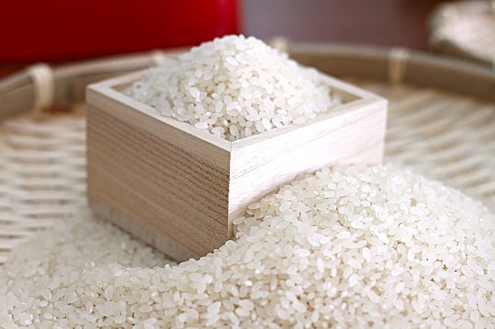 自然豊かな環境で大切に育てられたお米を精米し、白く美しい輝きを持つ白米に仕上げました。