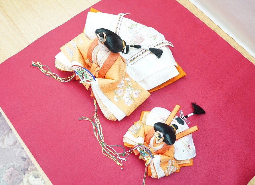 大きさの比較の画像となります。本お品は右側となります。