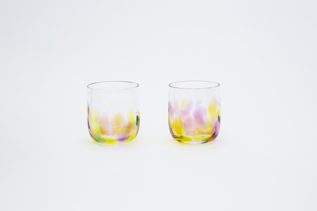 色ガラスの入り方は一点一点異なります。
全く同じものはご用意することは出来兼ねます。
一点物として出会いをお楽しみください。