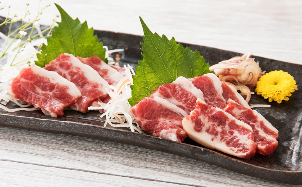 【桜屋】大トロ中トロ馬刺し各約300g食べ比べ計約600g(専用醤油付き150ml×1本)