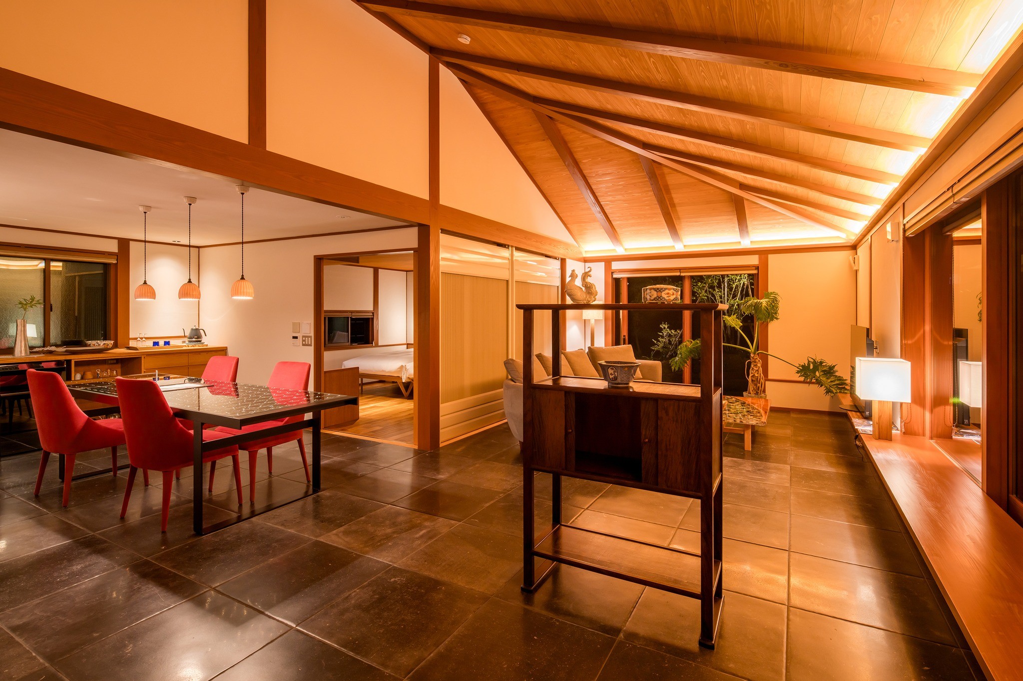 「暁」車いすでもご利用しやすいフラットな床のお部屋です。お手洗い、お風呂には手すりが付いています。