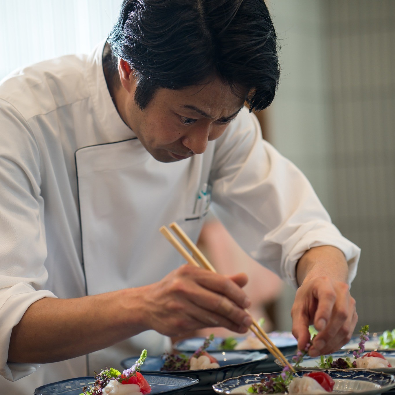 日本料理保名の三代目が作るお料理は素晴らしい古美術の器とともに目福口福のお料理です。