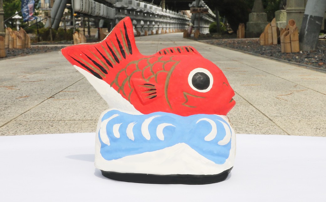 神聖な鯛を模した張り子細工『願満の鯛』は、願いを叶える縁起物として親しまれています。