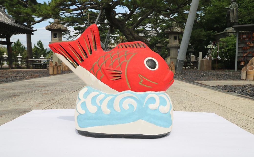 神聖な鯛を模した張り子細工『願満の鯛』は、願いを叶える縁起物として親しまれています。