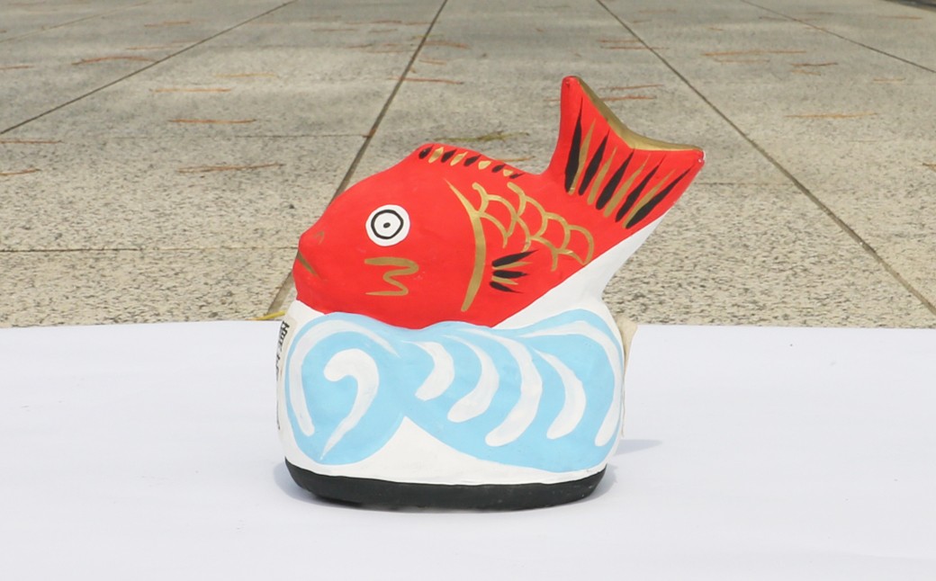 左側の目はまだ入っていません。願いが叶った際には、感謝の気持ちを込めて、もう一方の目を入れてあげてください。