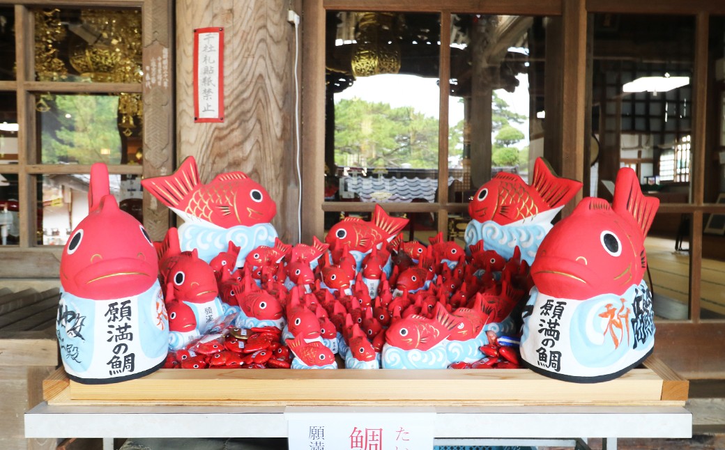 誕生寺祖師堂に返納された願満の鯛。願いを託された日々の記憶をそっと抱きながら、役目を終えた安らぎとともに。