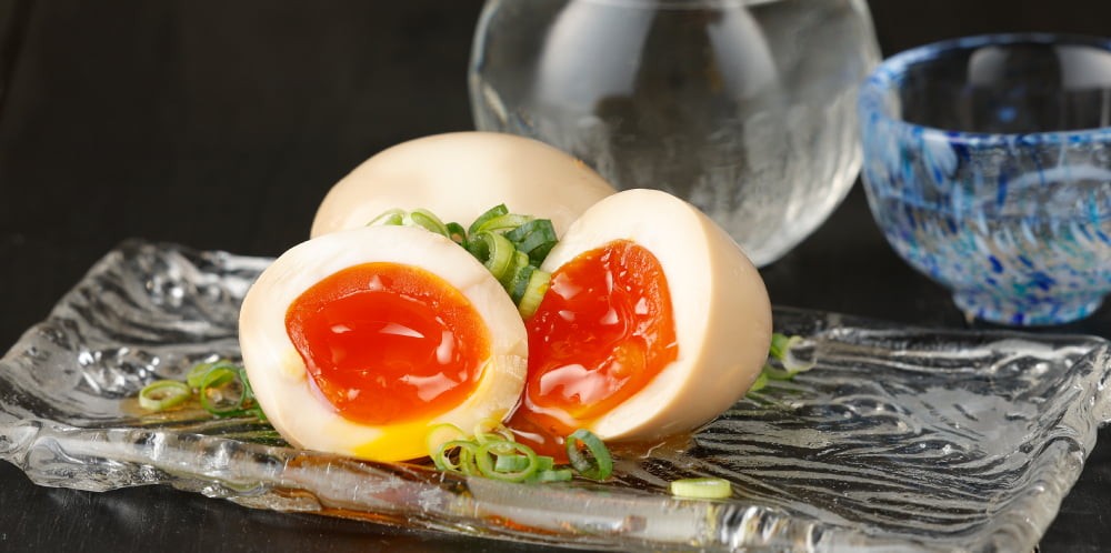 特製の漬けだれが中までじんわり染み込んだ、濃厚で奥深い味わいの味たまご。