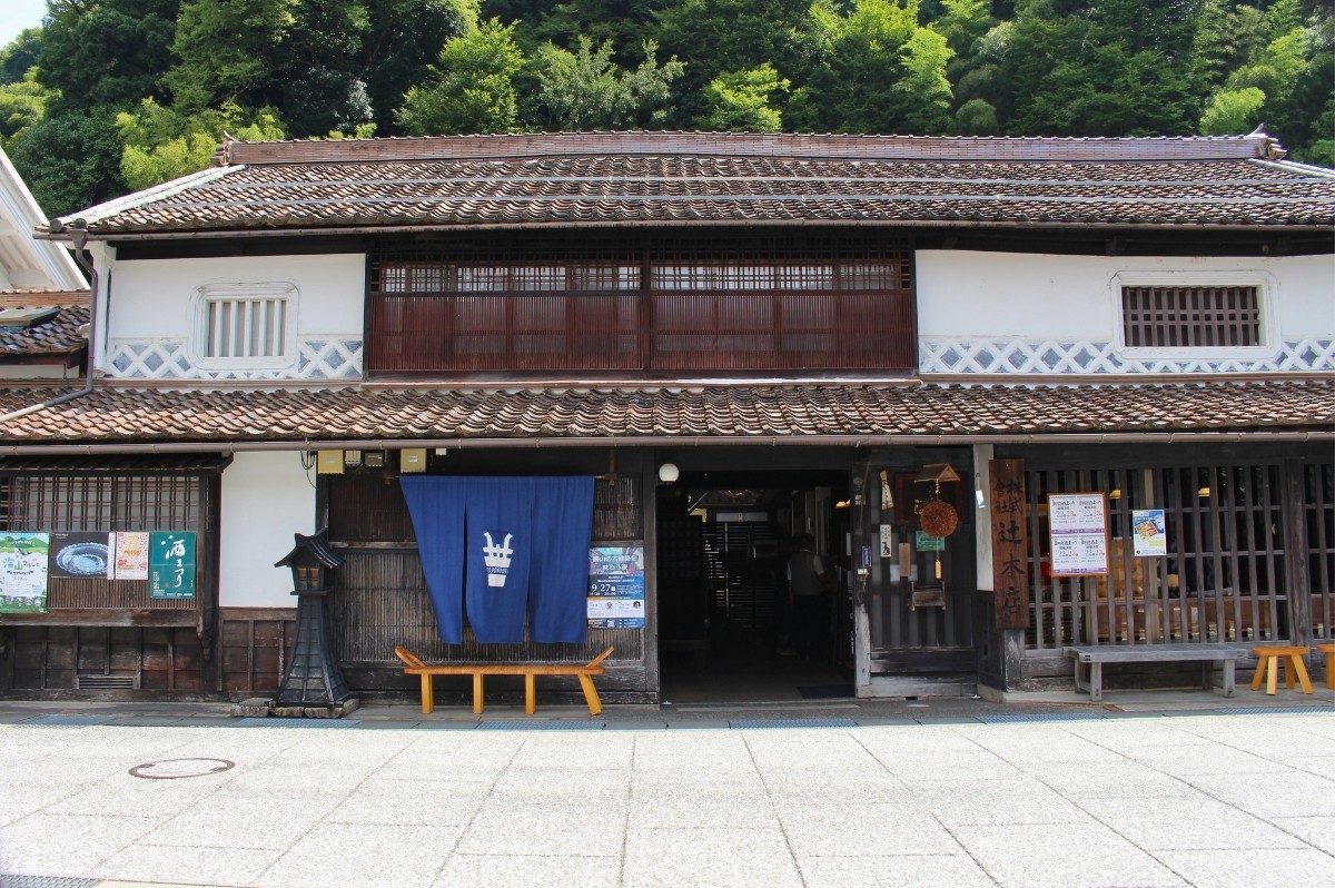 “岡山県産雄町”を使用し、独自の菩提もとで造るこだわりの味。御前酒蔵元 辻本店