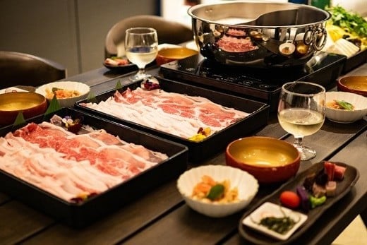 パイナップル材を飼料にして育てた貴重な「パイナップルあぐー」にてお召し上がりいただく、贅沢なしゃぶしゃぶコースとなります。